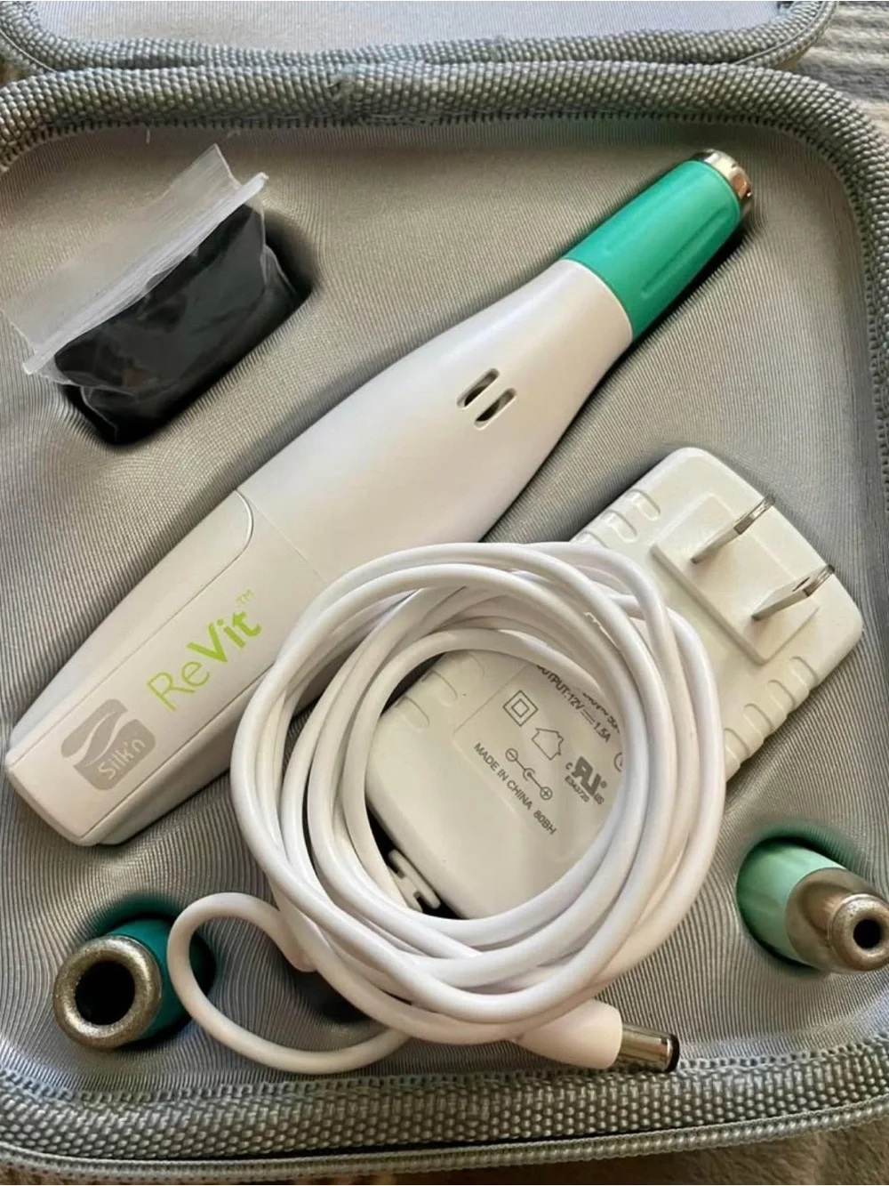 Silk'n ReVit Handheld Skin Device in White & Mint